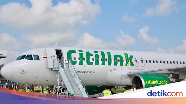 Viral Evakuasi Paksa Orang Diduga ODGJ dari Pesawat Viral Evakuasi Paksa Orang Diduga ODGJ dari Pesawat