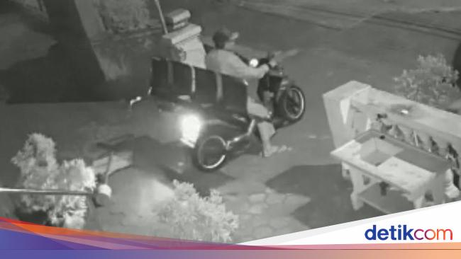 Terlalu Pencuri Ini Gondol Kursi  Ruang Tunggu  Puskesmas 