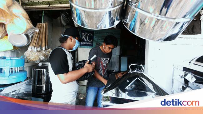 Perajin Peralatan Dapur Cawang Berjuang di Tengah Pandemi Perajin Peralatan Dapur Cawang Berjuang di Tengah Pandemi