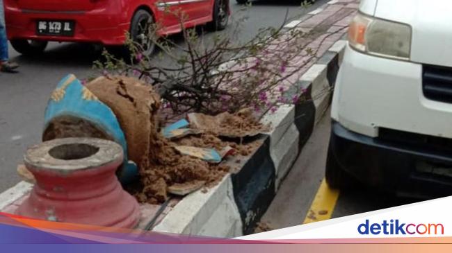Puluhan Pot  Bunga  di Jalanan Palembang  Pecah Diduga 