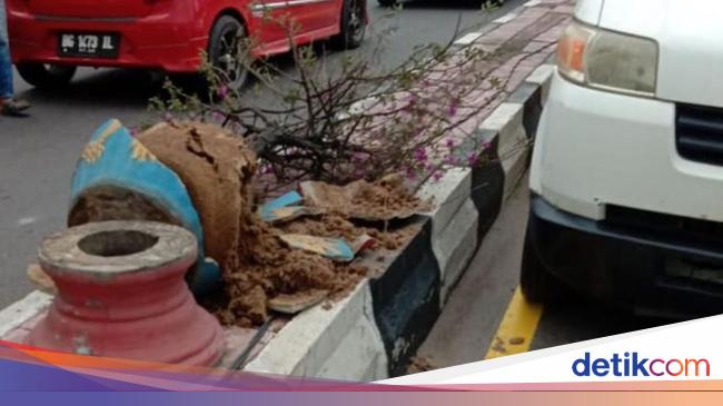 Puluhan Pot Bunga di Jalanan Palembang Pecah Diduga Puluhan Pot Bunga di Jalanan Palembang Pecah Diduga