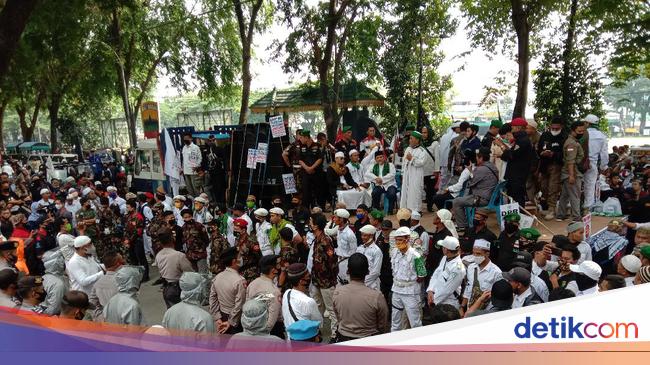 Massa Gelar Demo Tolak Ruu Hip Di Medan Lalin Sekitar Dprd Sumut Macet