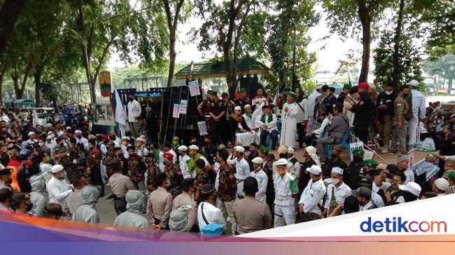Massa Gelar Demo Tolak Ruu Hip Di Medan Lalin Sekitar Dprd Sumut Macet