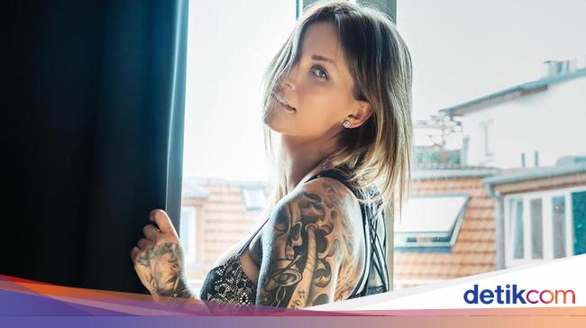 Foto Wanita yang Menyesal karena Punya Tato  Nazi  di 