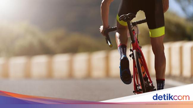 Heboh Peleton Road Bike Di Jalur Kanan Diacungi Jari Tengah Oleh Pemotor Aa