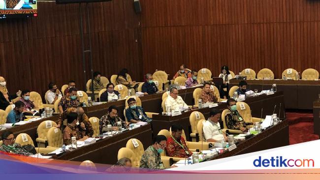 Rapat Bareng Dpr Mentan Dan Jajarannya Pakai Kalung Antivirus Corona