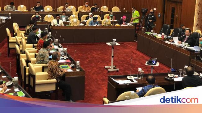 Dpr Kritik Mentan Pakai Kalung Antivirus Corona Saat Rapat