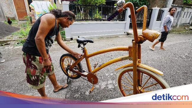 Kreatif Warga Sukoharjo Ini Buat Sepeda  Berbahan Kayu Bekas 