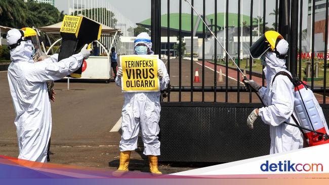 Gedung DPR Disemprot 'Vaksin Oligarki' untuk Tolak Omnibus Law