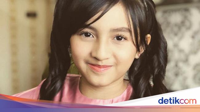 8 Foto Alyssa Dezek Anak Kecil Bisa Beli Alphard karena 8 Foto Alyssa Dezek Anak Kecil Bisa Beli Alphard karena