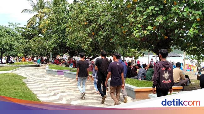 Foto Keramaian di Pantai Pangandaran Hari Ini - Foto 2