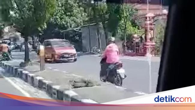 Viral Di Klaten Video Emak Emak Pemotor Santuy Banget Lawan Arus