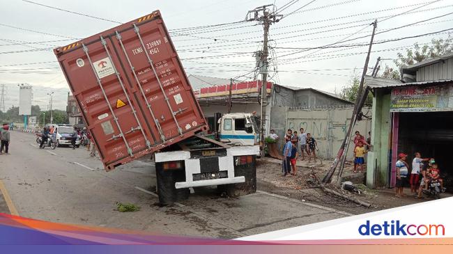 Tabrakan dengan Pikap dan Motor Truk  Kontainer Ini Nyaris 