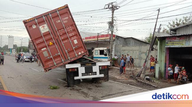 Tabrakan dengan Pikap dan Motor Truk Kontainer Ini Nyaris Tabrakan dengan Pikap dan Motor Truk Kontainer Ini Nyaris