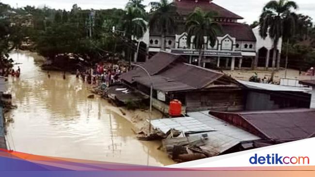 Cerita Warga Bergantung Di Atas Rumah Saat Banjir Terjang Luwu Utara