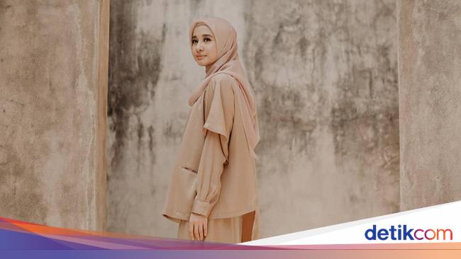 8 Tips Pakai Baju Warna Mocca yang Cocok dengan Hijab 8 Tips Pakai Baju Warna Mocca yang Cocok dengan Hijab