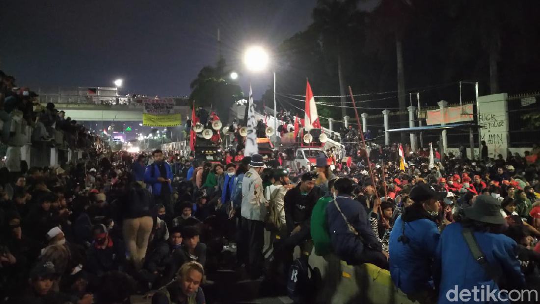 Massa Demo Buruh Dan Mahasiswa Masih Bertahan Di Depan Gedung DPR