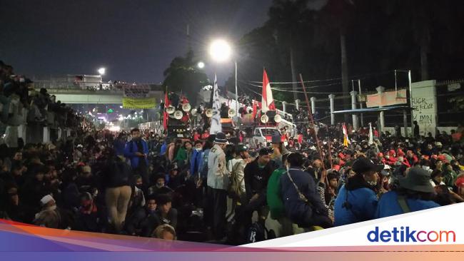 Massa Demo Buruh Dan Mahasiswa Masih Bertahan Di Depan Gedung Dpr
