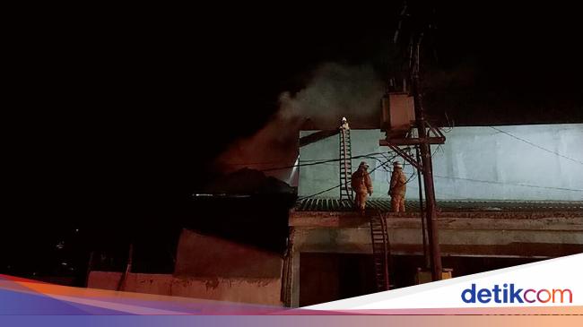 Kebakaran Toko  Bangunan di  Gresik  Diduga Karena Korsleting 