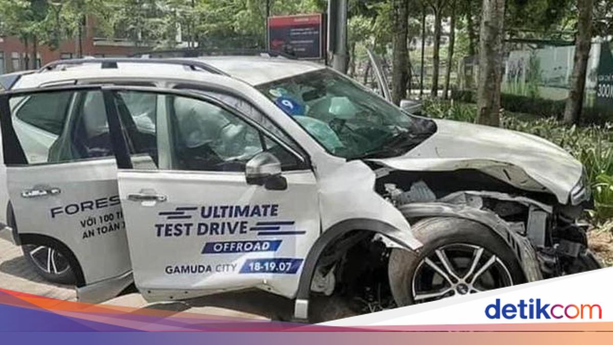 Duh, Mobil Test Drive Ringsek Nabrak Pohon Saat Dijajal Konsumen