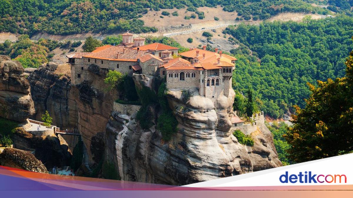 Meteora adalah kompleks biara di Yunani. Dulu, sebanyak 24 biara dibangun di puncak batu yang tingginya lebih dari 400 meter dari permukaan tanah.