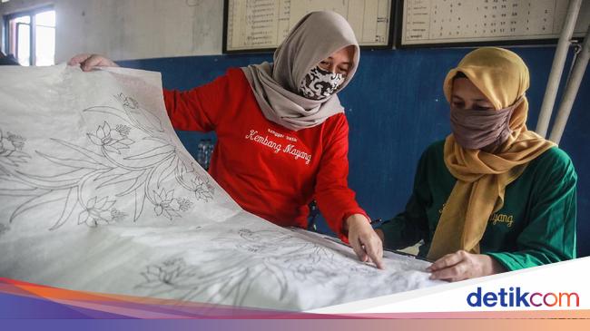 Melihat Pembuatan  Kembang Mayang Batik  Khas Kota Tangerang