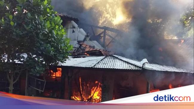 Bengkel Terbakar di Purwakarta 6 Unit Motor Ludes Dilahap Api Bengkel Terbakar di Purwakarta 6 Unit Motor Ludes Dilahap Api