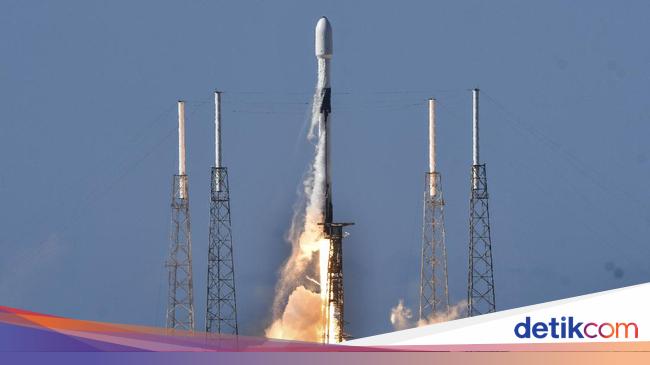 Korsel Luncurkan Satelit Militer Pertama Ke Luar Angkasa<script async src=
