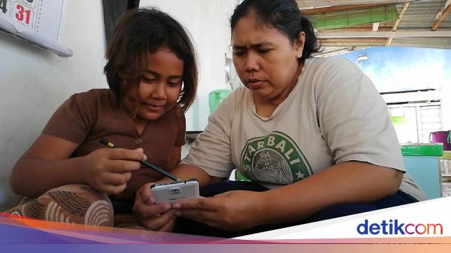 Ibu di Pasuruan Ini Jaga Warung Sambil Dampingi Anak  