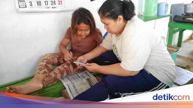 Ibu Jaga Warung Sambil Dampingi Anak Belajar Daring  