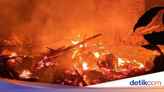 Nyalakan Lilin saat Lampu  Padam 5 Rumah  di Situbondo Terbakar 