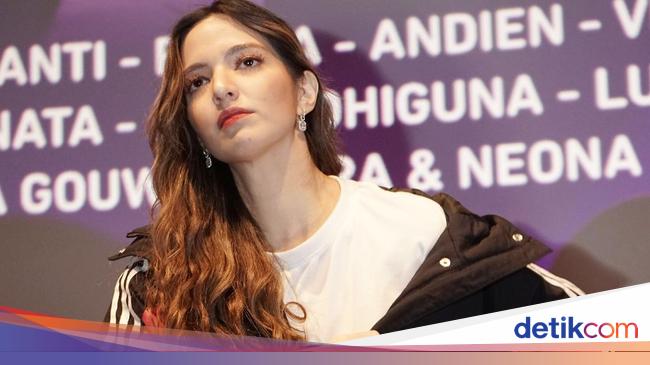 Netizen Salfok dengan Celana Asisten Nia Ramadhani Netizen Salfok dengan Celana Asisten Nia Ramadhani