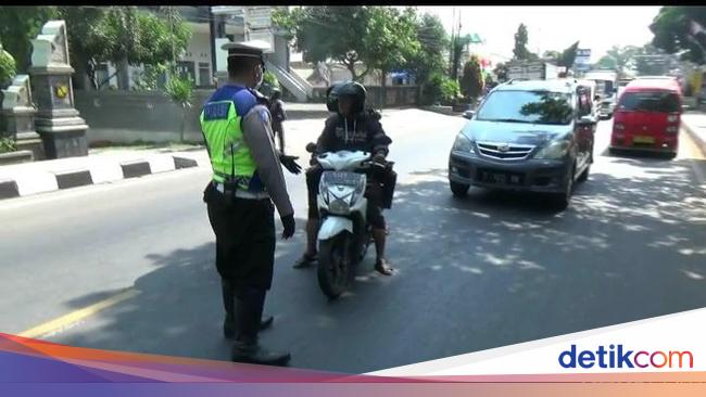 Aksi Pemotor Di Purwakarta Hindari Razia Polisi Putar Balik Lawan Arus