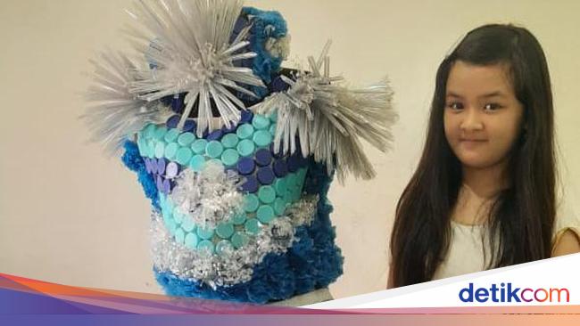 Siswi SD di Surabaya Bikin Gaun dari  Botol Plastik Bekas 