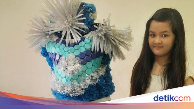 Siswi SD di Surabaya Bikin Gaun dari  Botol Plastik Bekas  Siswi SD di Surabaya Bikin Gaun dari  Botol Plastik Bekas