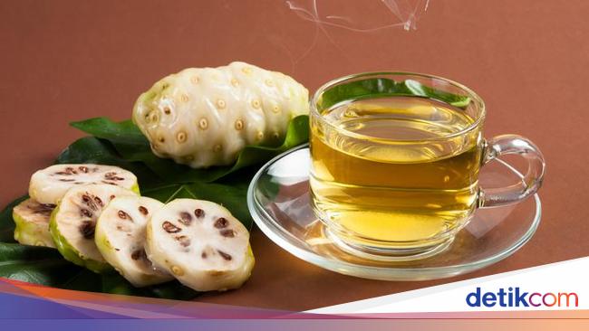 5 Manfaat Rutin Minum Air Rebusan Mengkudu, Efeknya Nggak Kaleng-kaleng