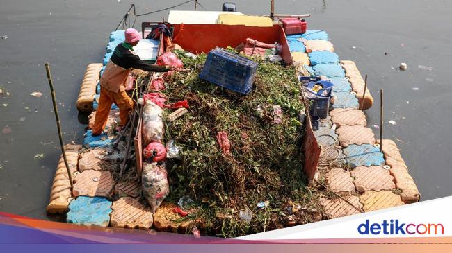 Perahu Pengangkut  Sampah  di BKB Efektif Bersihkan Lingkungan