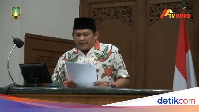 Pakai Kemeja Gibran Saat Paripurna Sekretaris F PKS Solo Pakai Kemeja Gibran Saat Paripurna Sekretaris F PKS Solo
