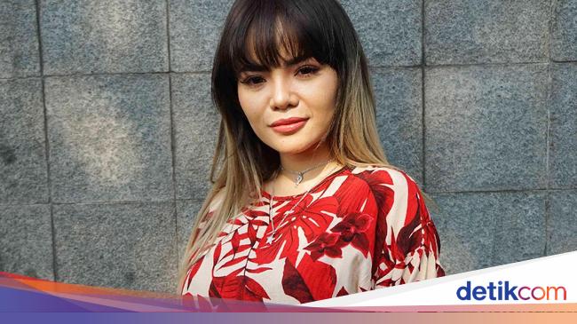 Edan Celana Dalam Bekas Dinar Candy Laku Rp 50 Juta