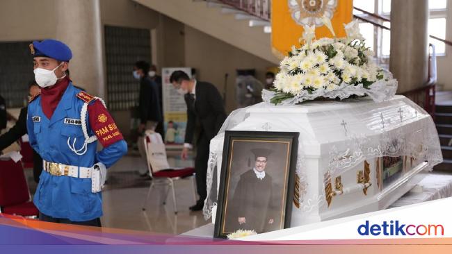 Jenazah Guru Besar Cornelis Lay Disemayamkan Di Balairung Ugm