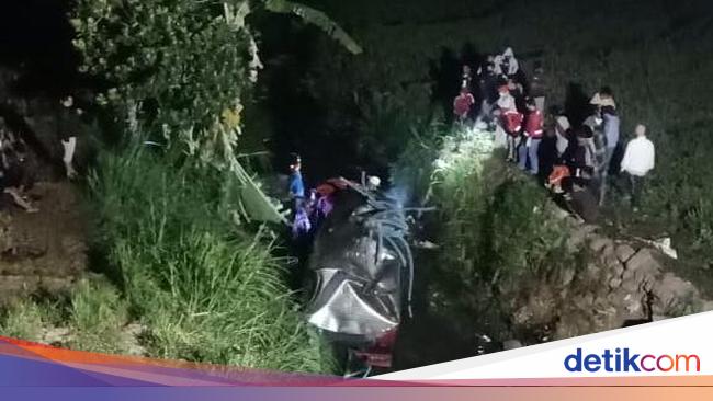  Truk  Tangki  Muat Air  Terjun ke Sungai Magetan Sedalam 10 