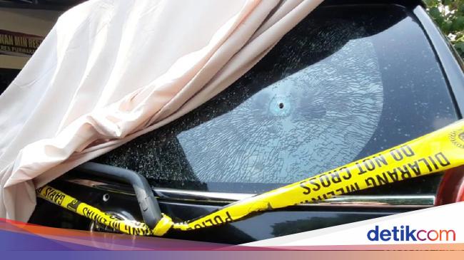 Mobil Perampok Diberondong Peluru Polisi di Purwakarta Mobil Perampok Diberondong Peluru Polisi di Purwakarta