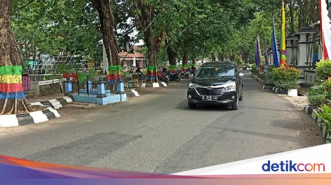 Cerita Tentang Makam di Pinggir Jalan Depan Kantor Bupati Cerita Tentang Makam di Pinggir Jalan Depan Kantor Bupati