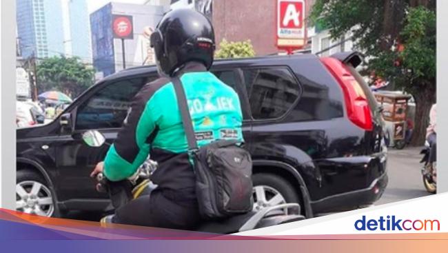 Bingung Nih Ini Pak Polisi Sampingannya Ojol Atau Sebaliknya Ya