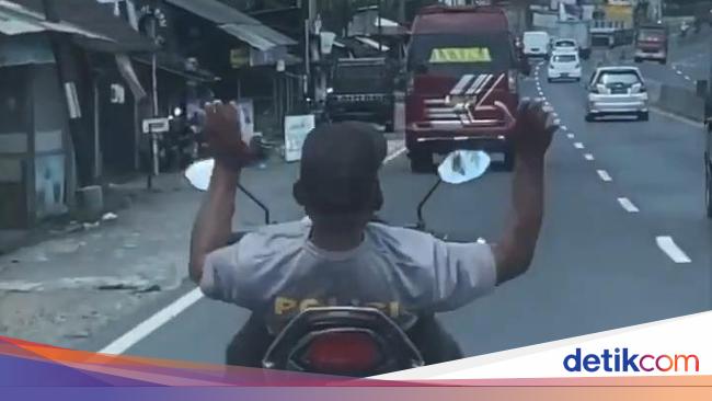 Viral Pemotor Berkaus Polisi Berkendara Lepas Setang Tak Pakai Helm