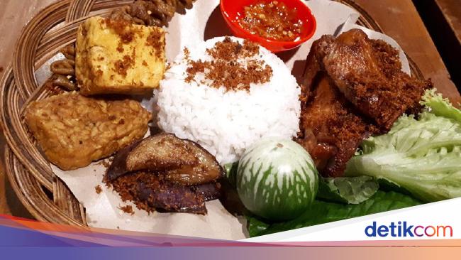Ayam Cipo Mantap Banget Makan Ayam Goreng Serundeng Pakai Lalapan Sebaskom