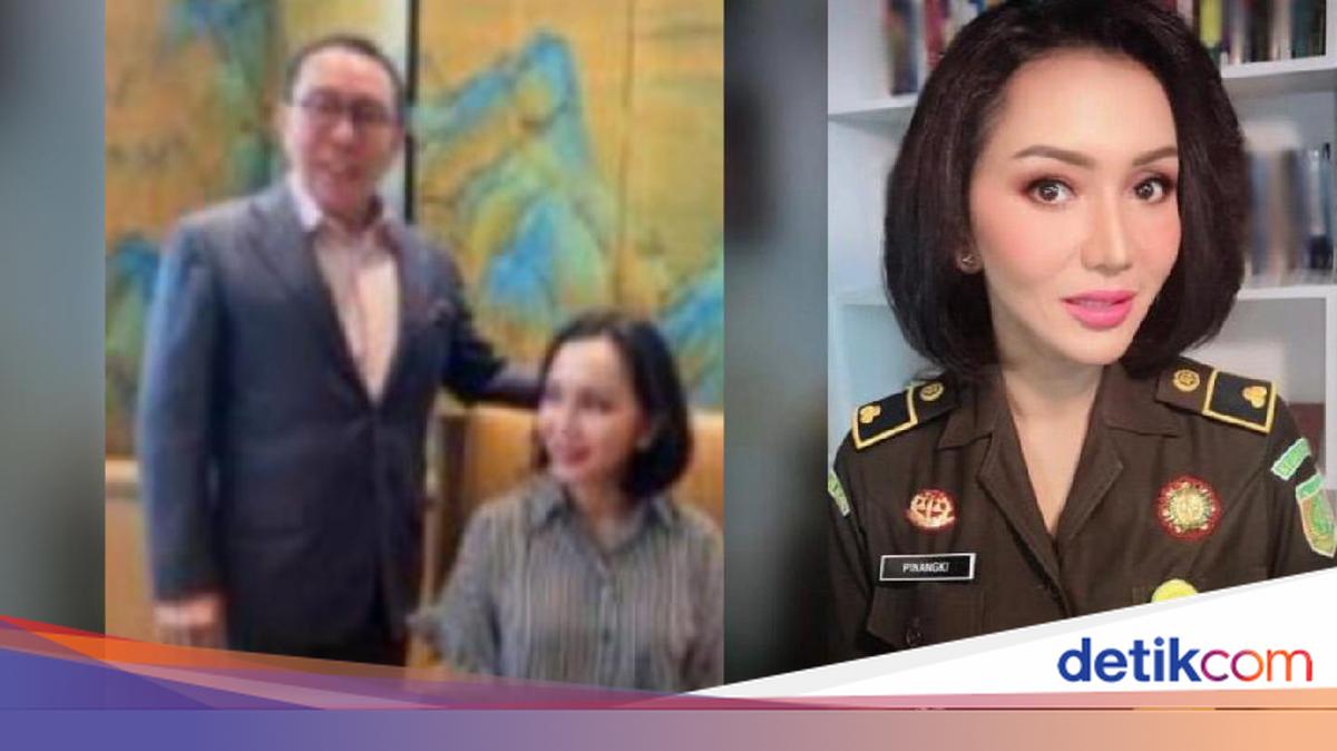 Yalangoch holda yuvinayotgan qizning videosi Yassi kokrakli, tukli qizlar HD formatda yakkaxon porno