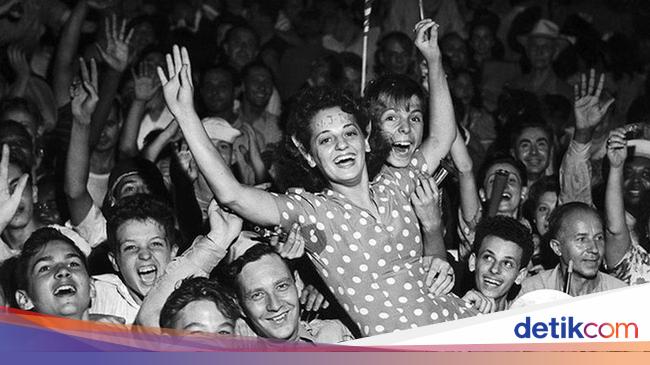 Rangkaian Foto Perayaan Kekalahan Jepang  dan Berakhirnya  Rangkaian Foto Perayaan Kekalahan Jepang  dan Berakhirnya