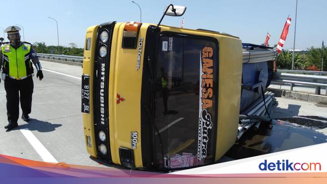 Truk Tangki Sedot WC Pecah Ban di Tol Sumo hingga Terguling Truk Tangki Sedot WC Pecah Ban di Tol Sumo hingga Terguling