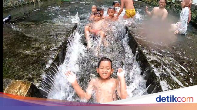 Sumber Mata Air Ini Bisa Buat Berenang Airnya Jernih Banget 